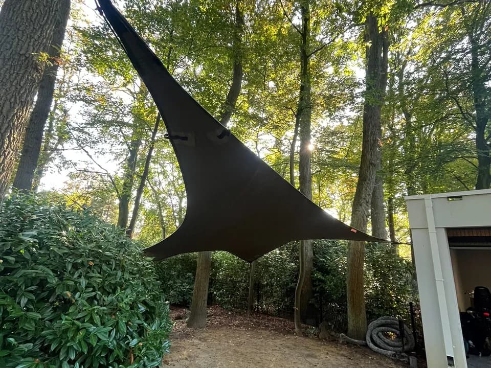 Detail van een sculpturale zwarte stretchtent-carport