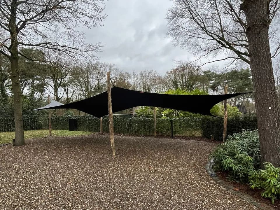 Brede zwarte carport op een ruime parkeerplaats