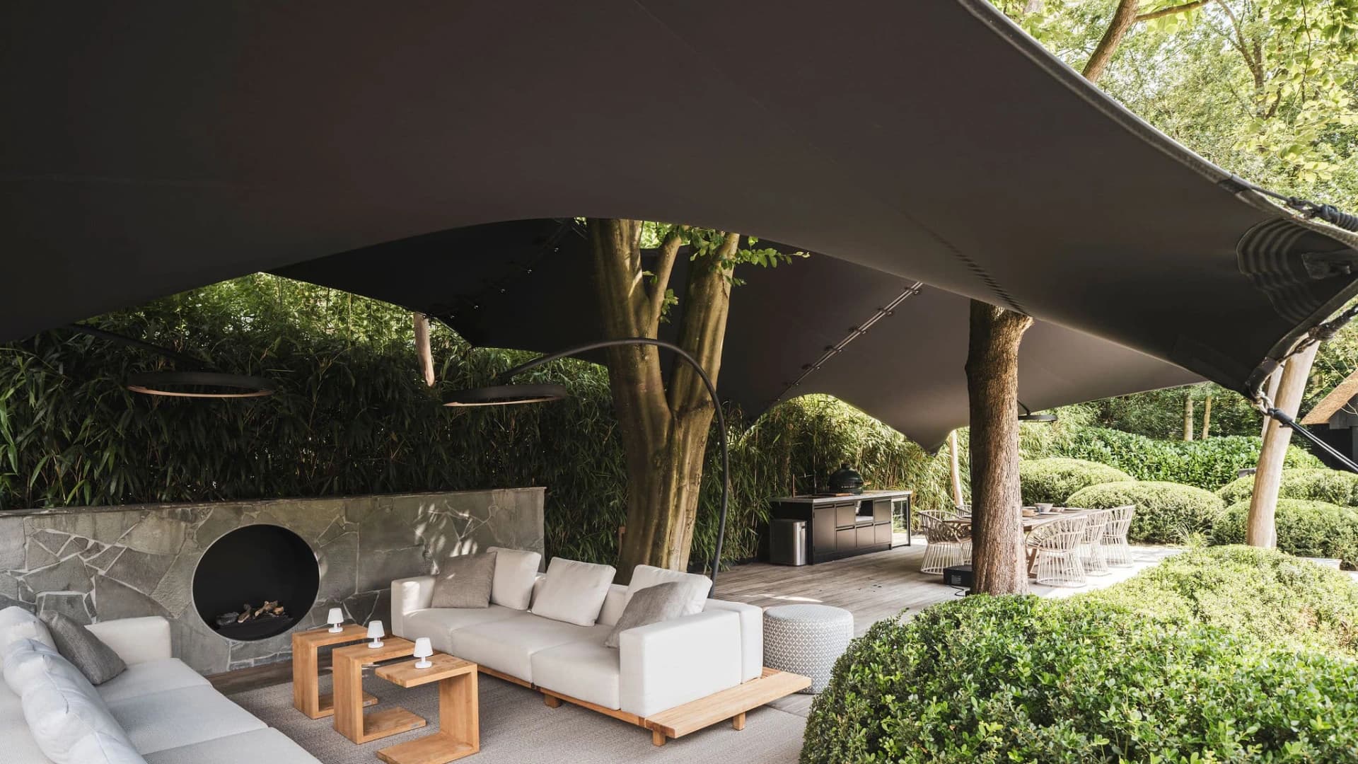 Custom-fit stretchtent tussen volwassen bomen
