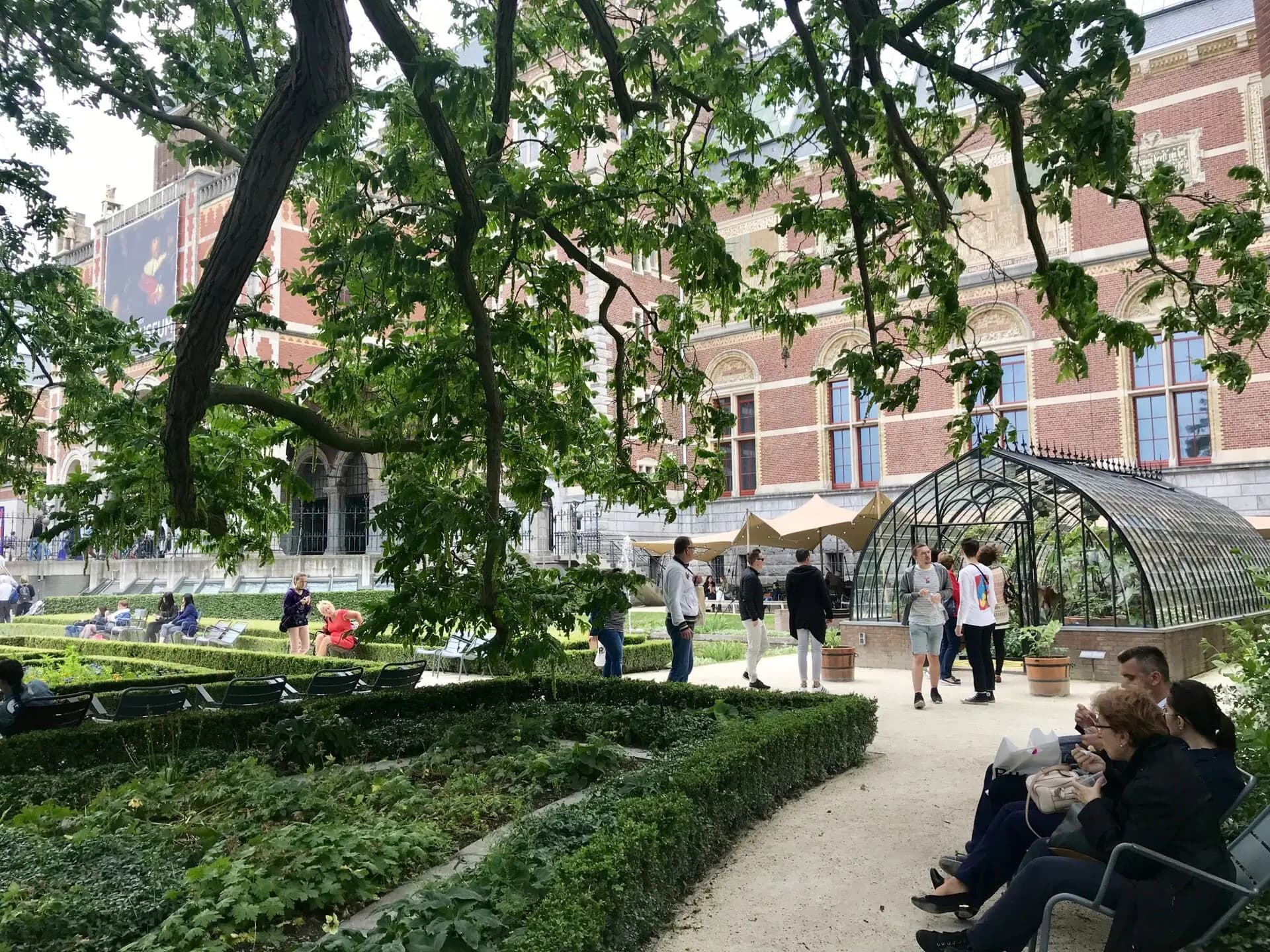 Professionele stretchtent in een representatieve groene buitenruimte