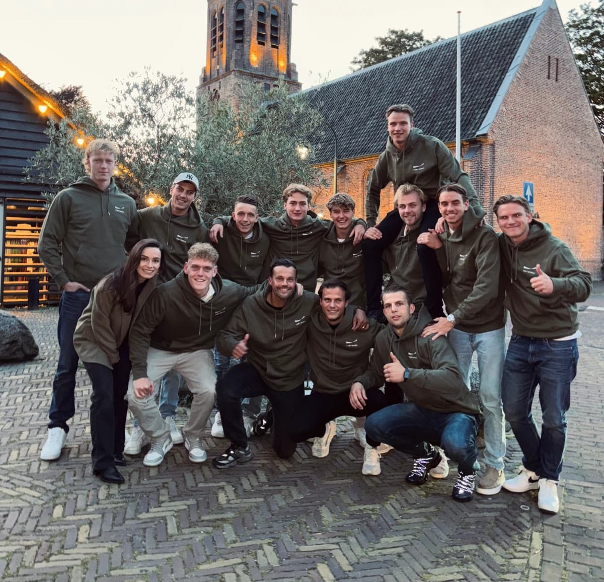 Groepsfoto van het Tentworx-team in groene bedrijfskleding