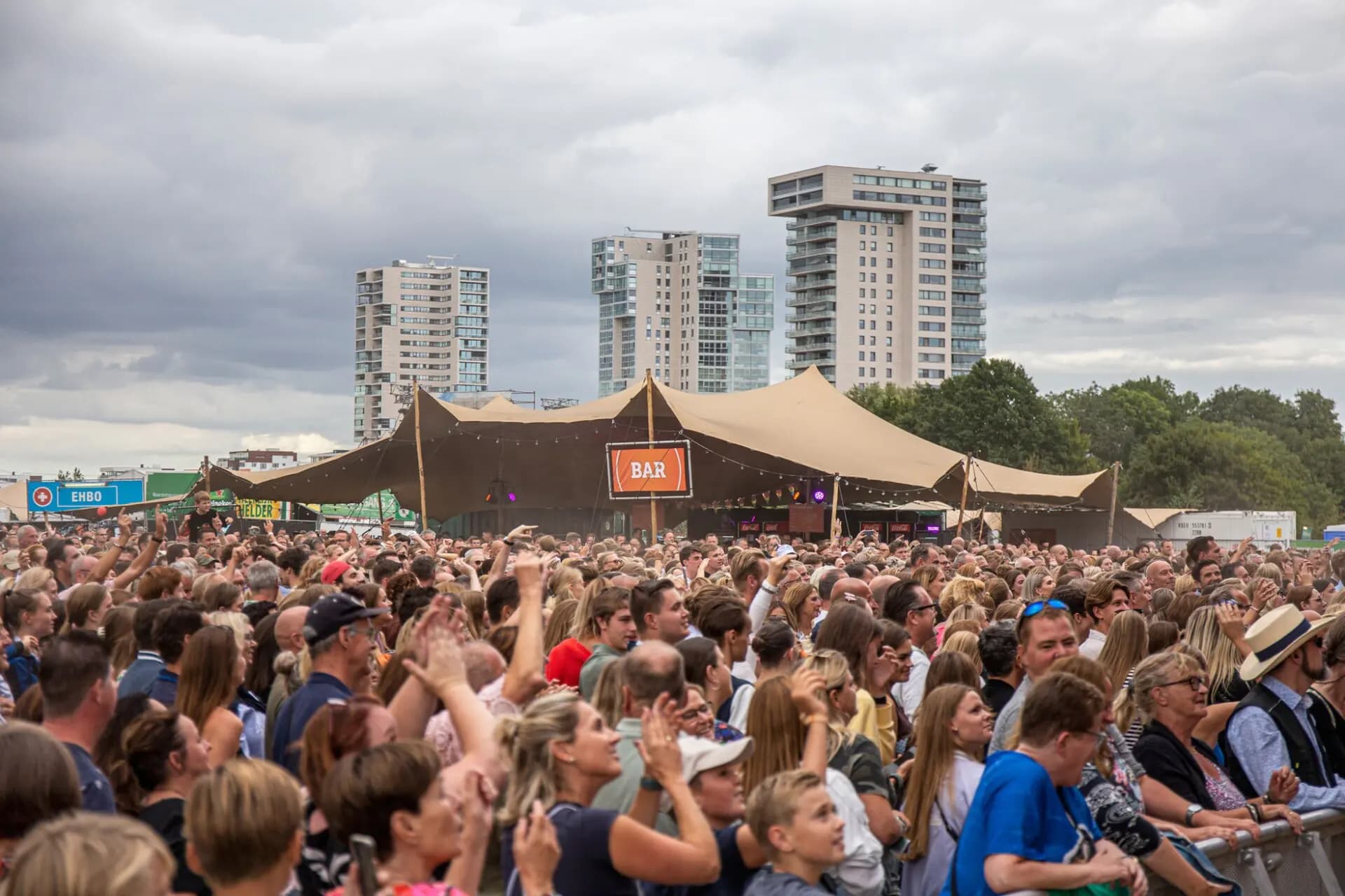 Professionele stretchtenten op het terrein van festival CuliNESSE